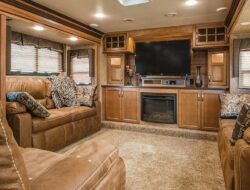 5th Wheel With Upstairs Living Room