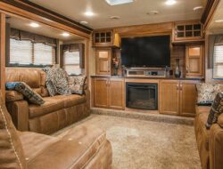 Fifth Wheel With Upper Living Room