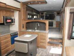 Montana Front Living Room Fifth Wheel For Sale